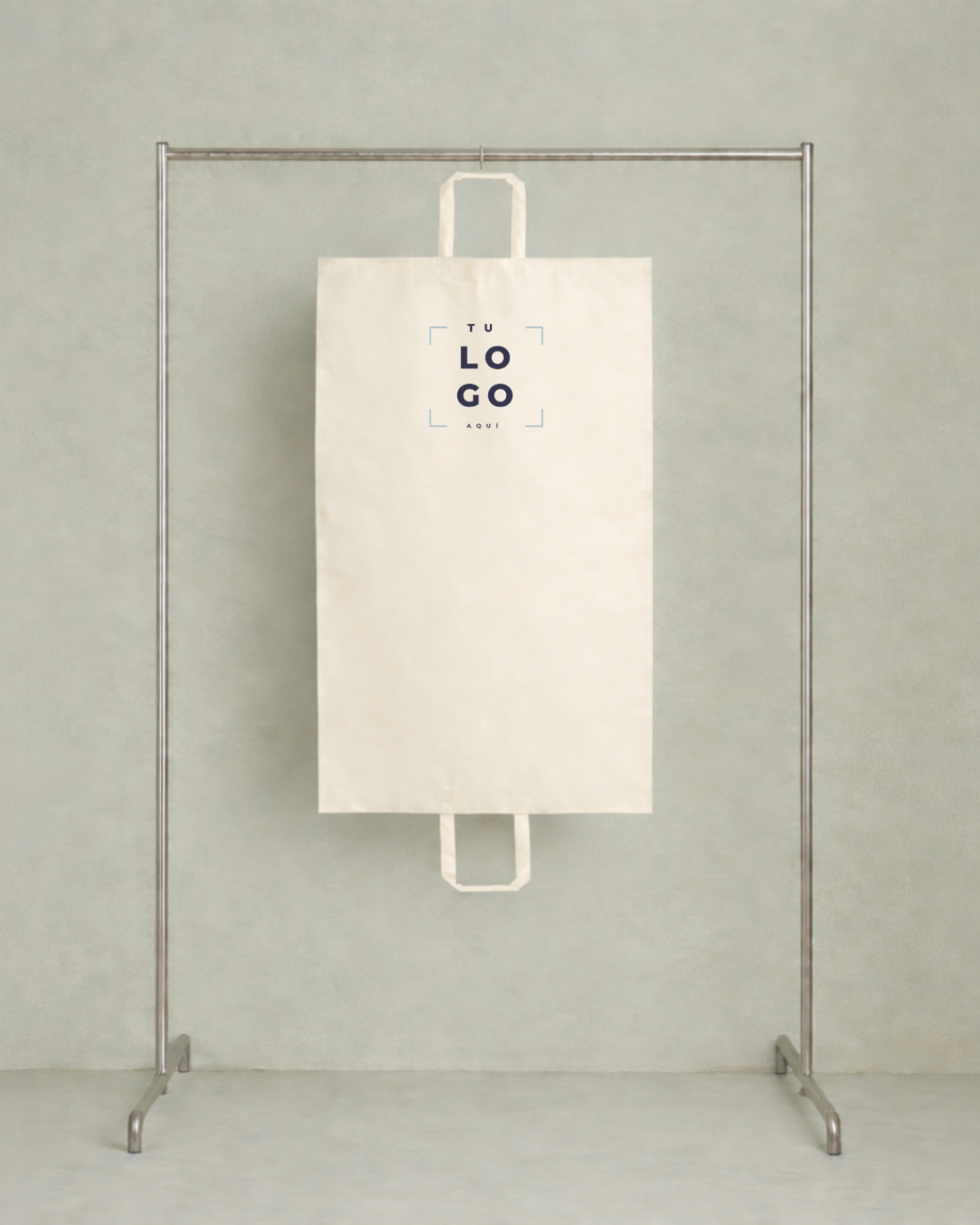 Guardatrajes de tela en un perchero