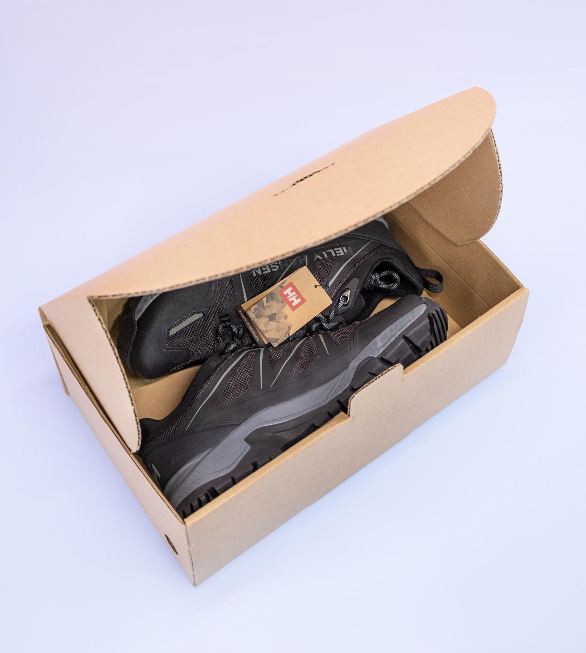 Cajas de cartón con unos zapatos dentro