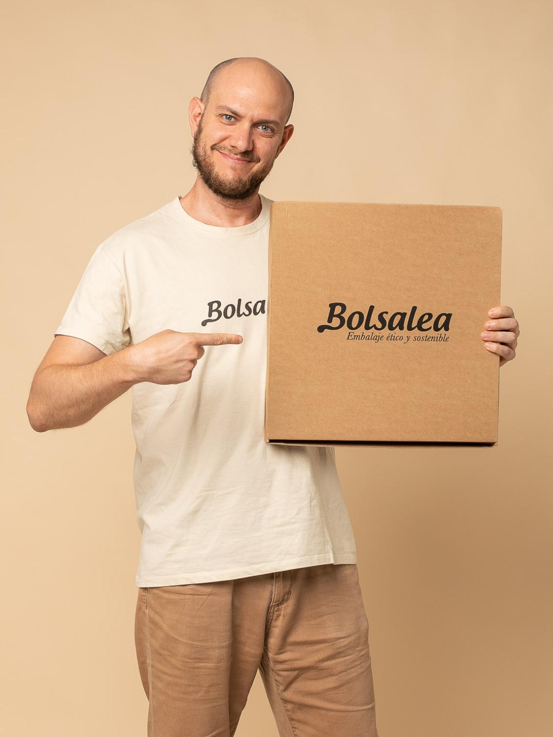 Una persona señalando con el dedo hacia la caja ecommerce