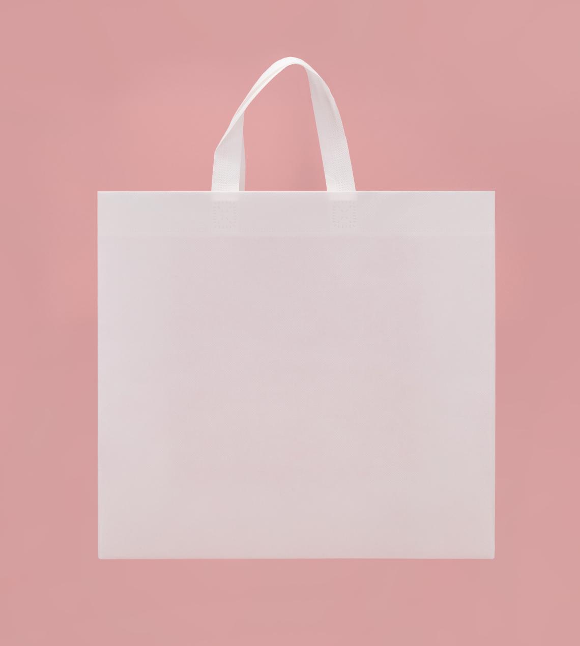 Bolsas hechas con tejido reciclado blanco