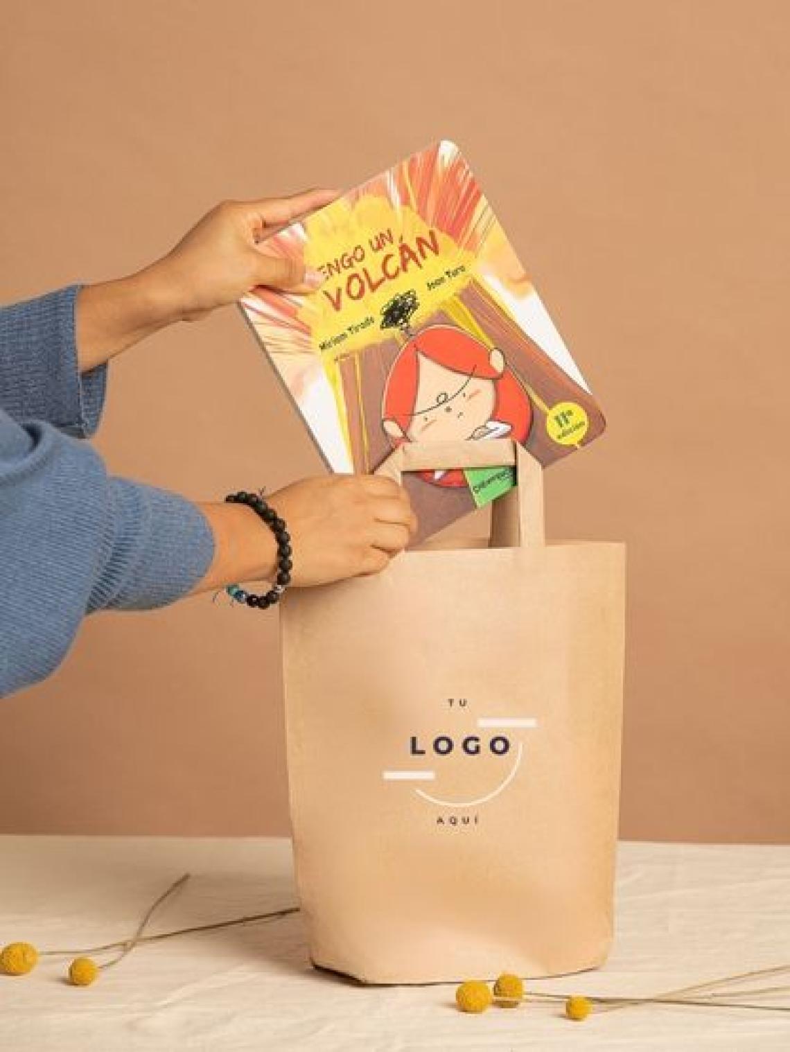 Bolsa de papel kraft hexagonal Mediana sin asas de 28x8x18 cm, fabricada en España con impacto social y opción de personalización con logo, ideal para packaging ecológico y elegante.