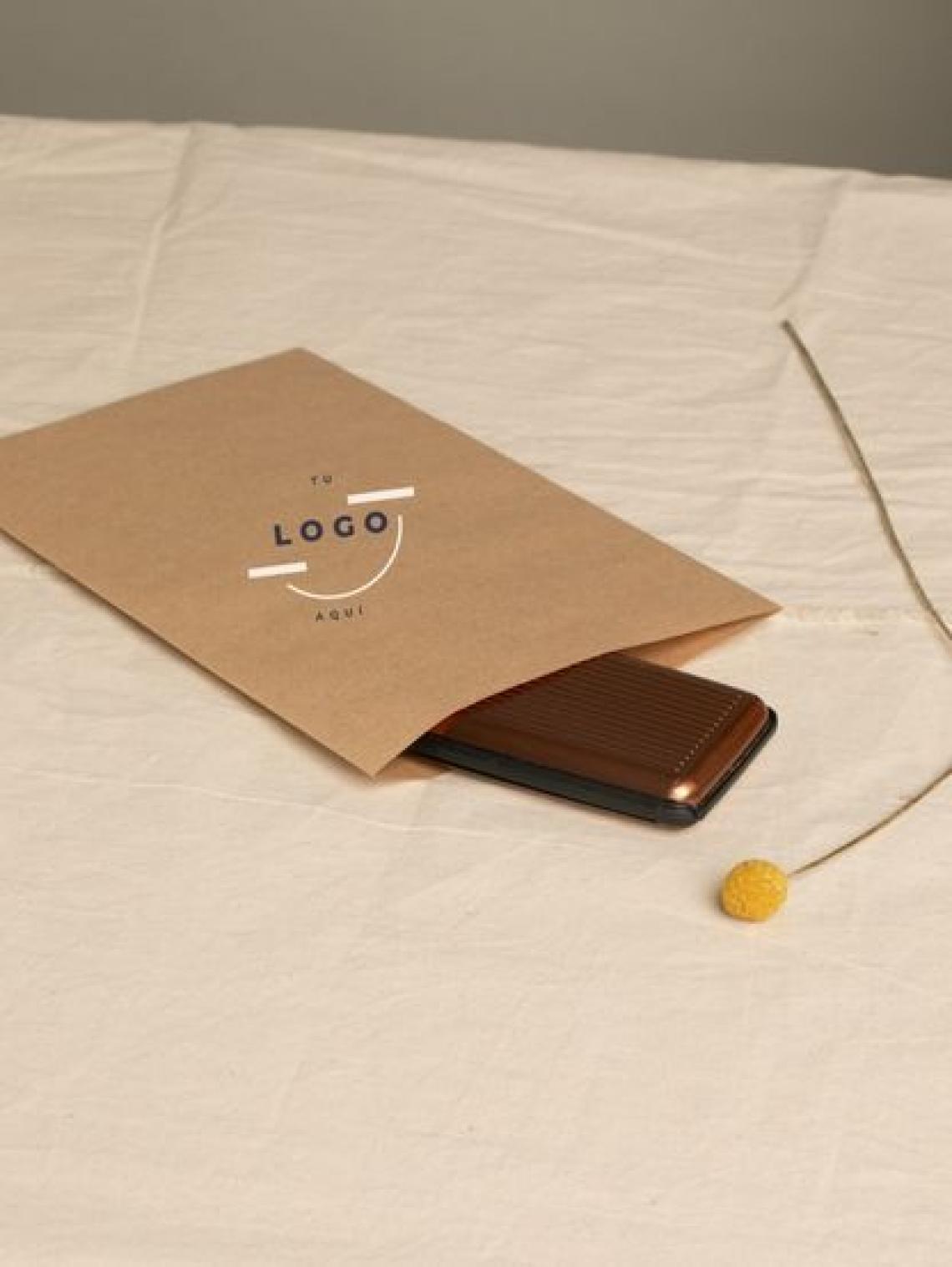 Sobre de papel kraft reciclable fabricado en España con producción inclusiva