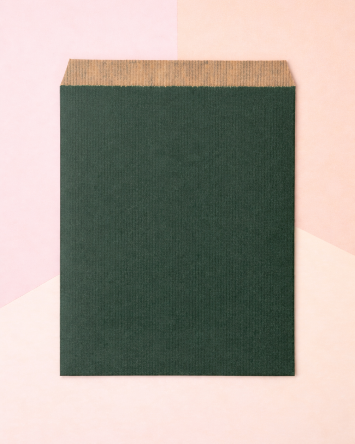 Sobres de papel rojos medianos con lápices de colores