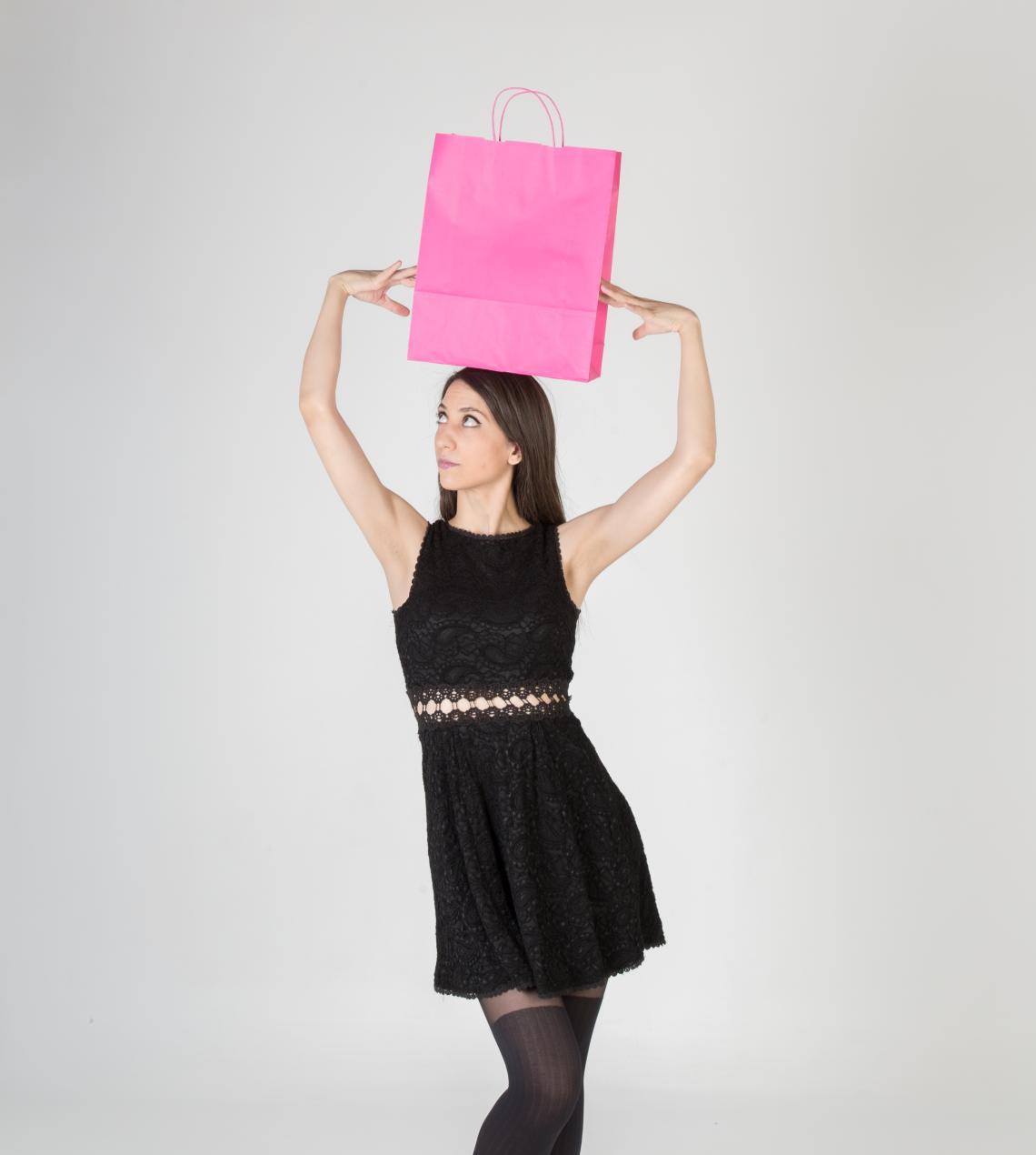 Bolsas de papel compostables sujetas por una mujer