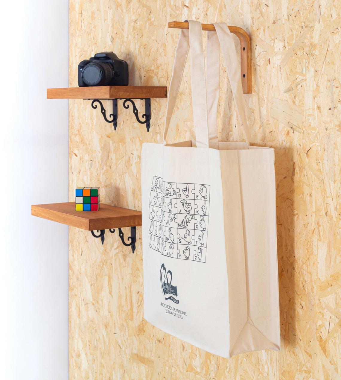 Bolsas de algodón grandes sujetadas por una mujer