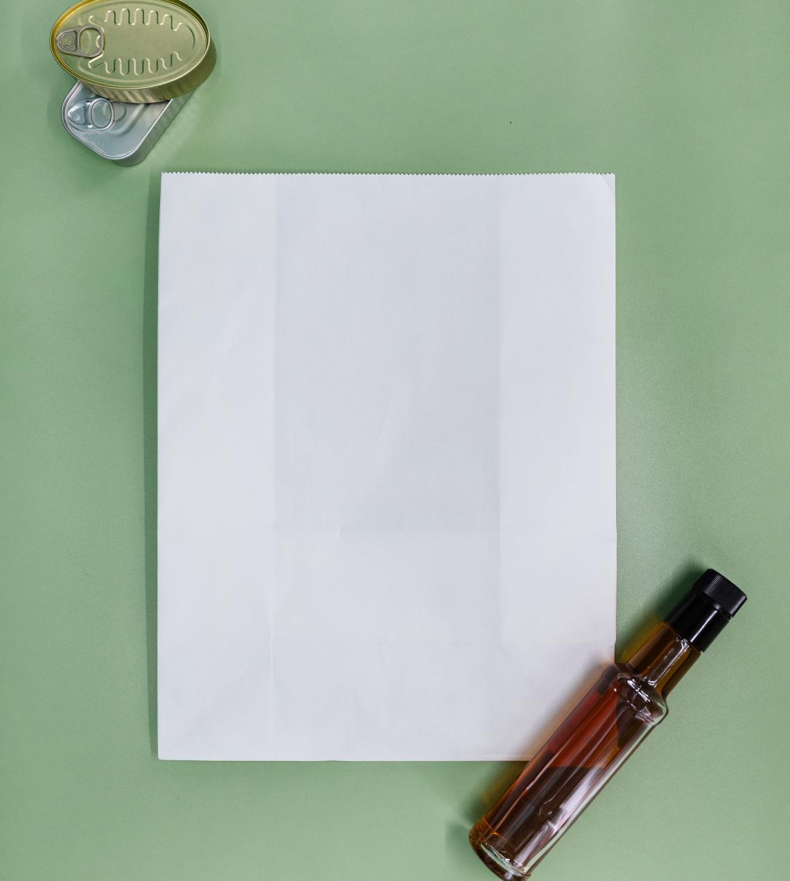 Bolsas de papel blancas sin asas junto a unos aceites