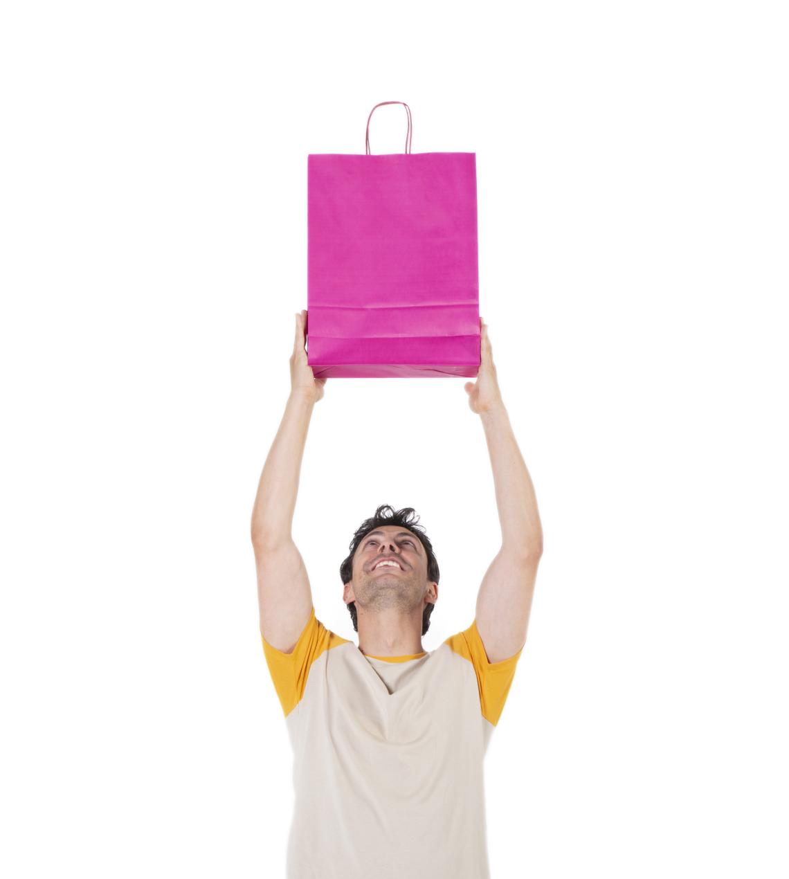 Bolsas de papel compostables fucsia sujetas por un hombre