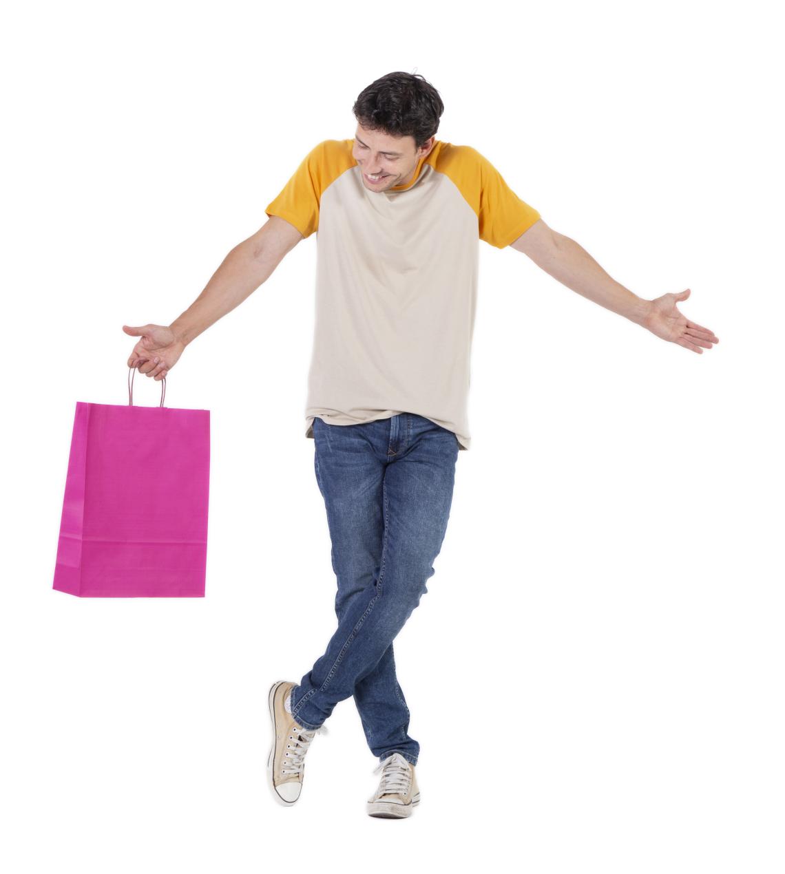 Bolsas de papel compostables fucsia sujetas por un hombre