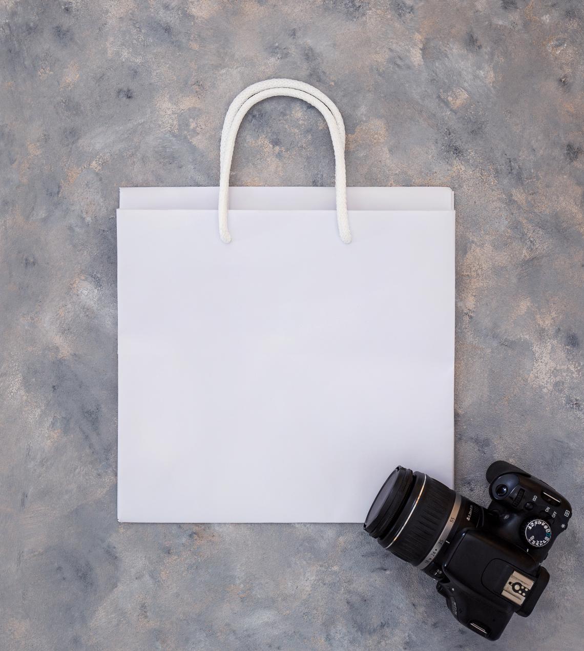 Bolsas de papel blancas con asas de cordones con base ancha