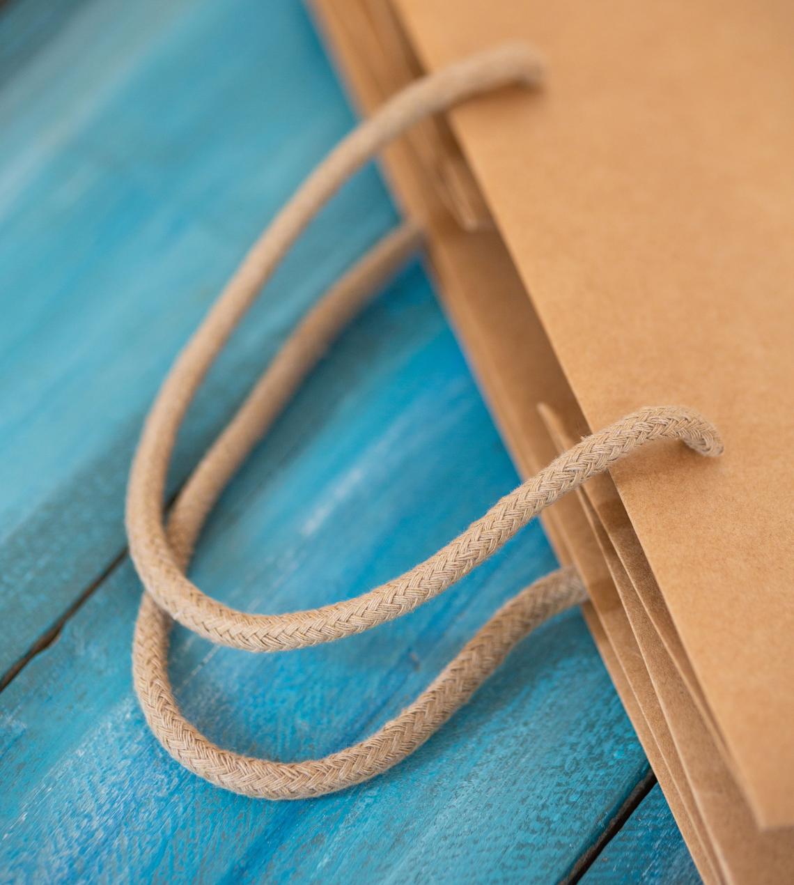 Bolsas de papel kraft con base ancha junto a un pastel