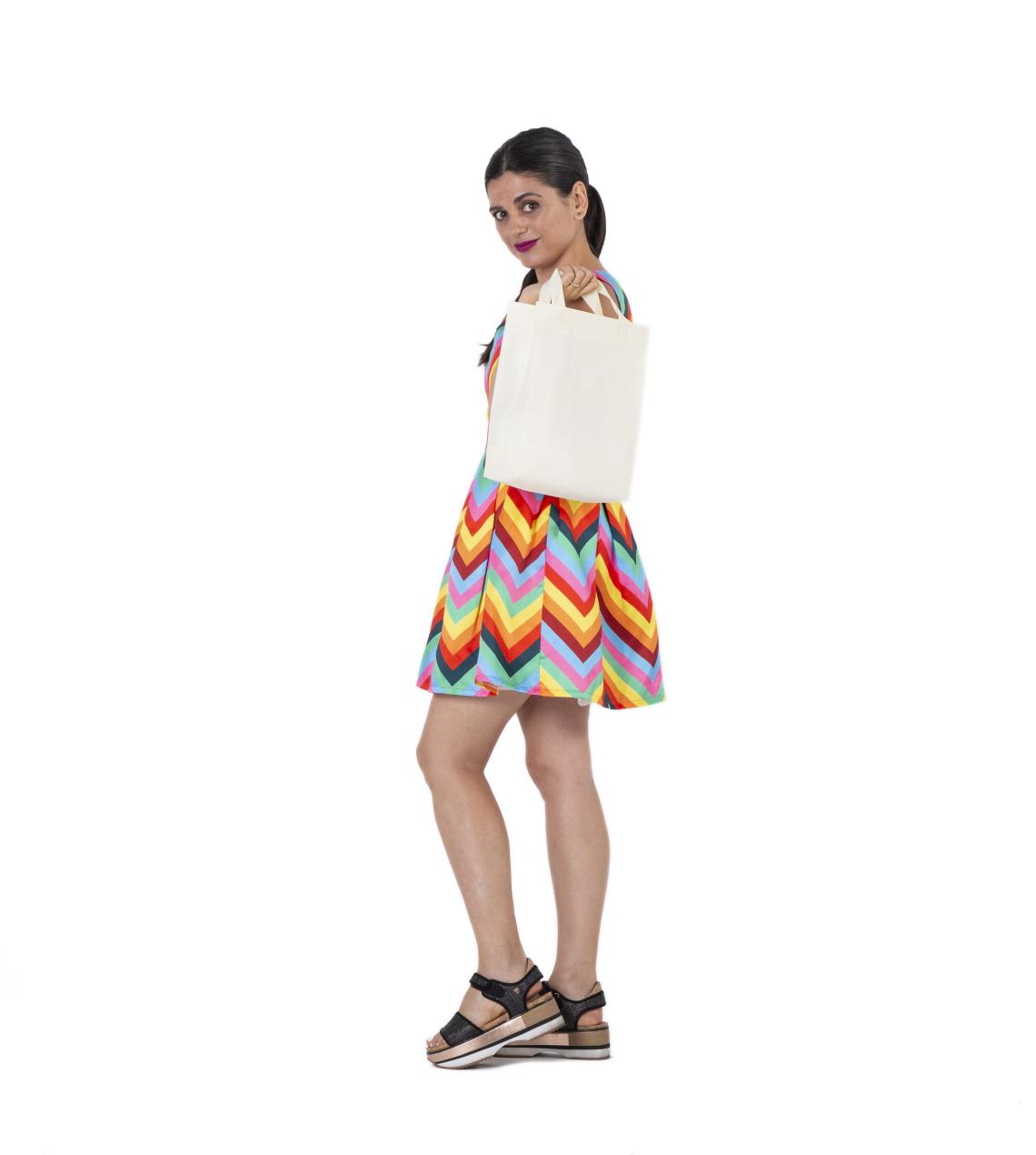 Bolsas de tela con asas sujetadas por una mujer