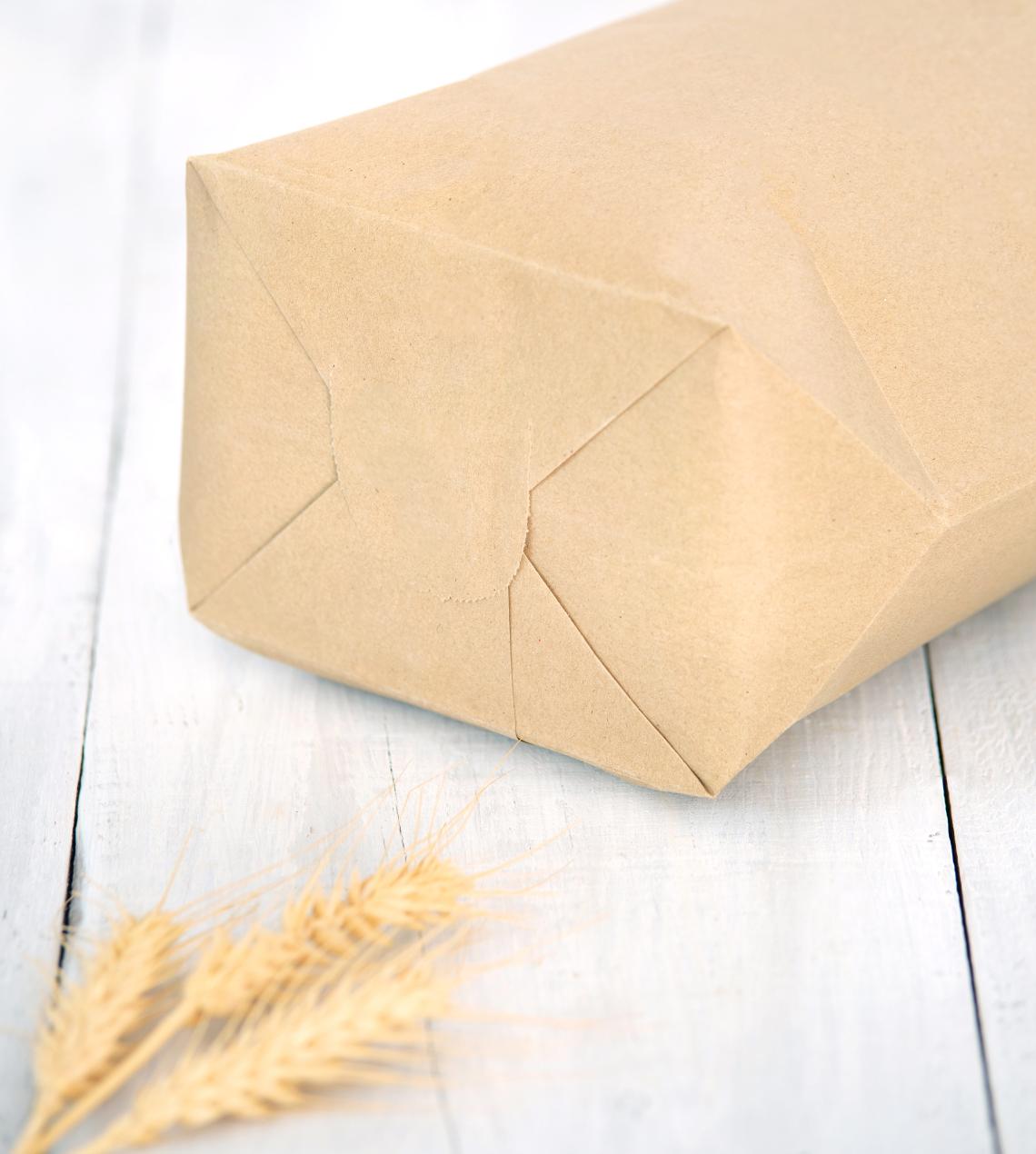 Bolsas sin asas junto a una barra de pan