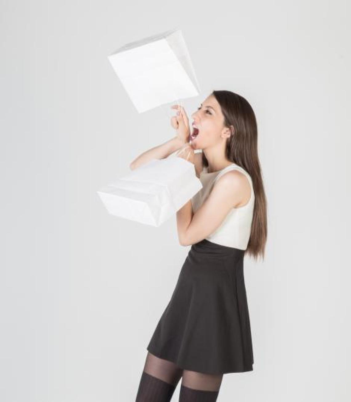 Bolsas blancas de papel sujetadas por una mujer