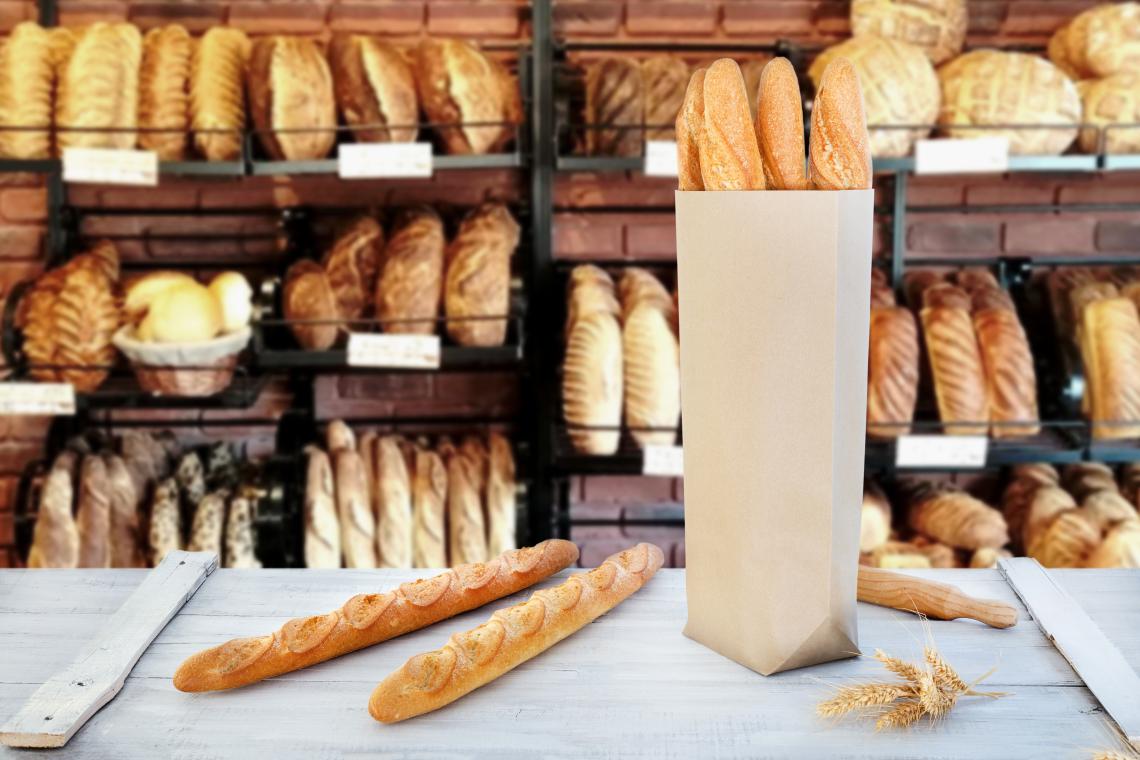Bolsas sin asas junto a una barra de pan