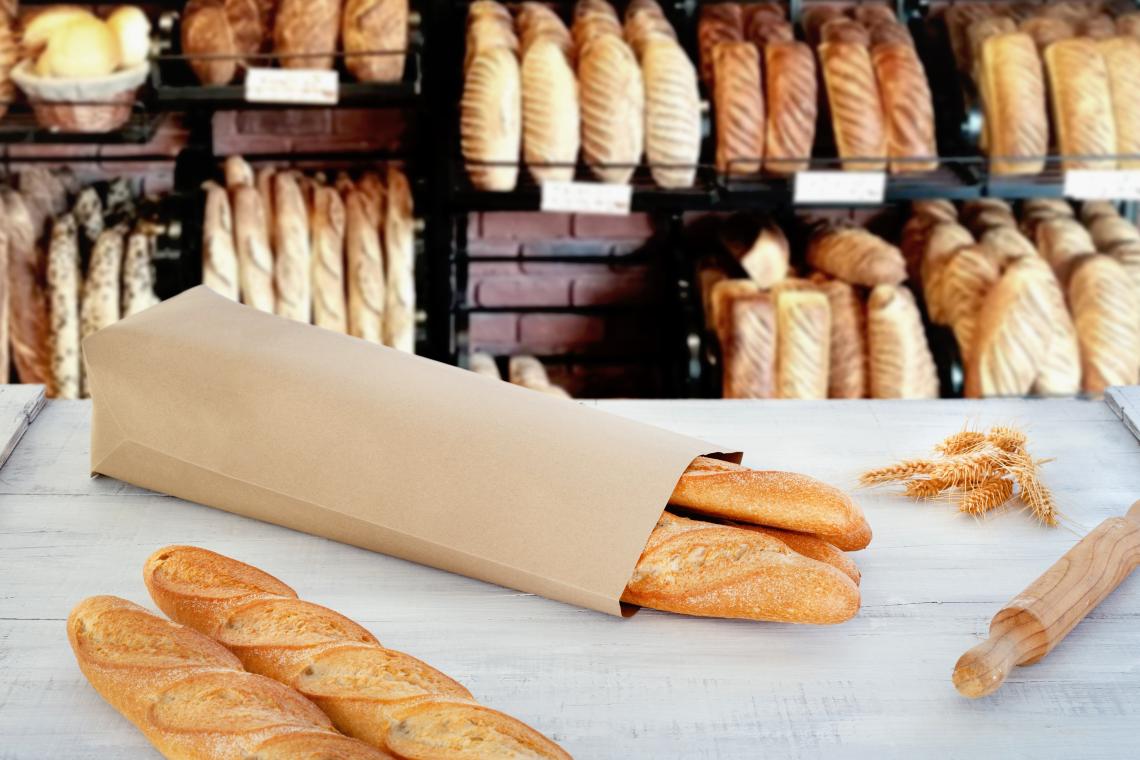 Bolsas sin asas junto a una barra de pan