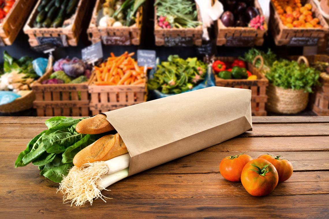 Bolsas de papel sin asas grandes con verduras dentro
