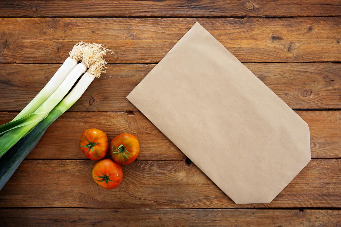 Bolsas de papel sin asas grandes con verduras dentro