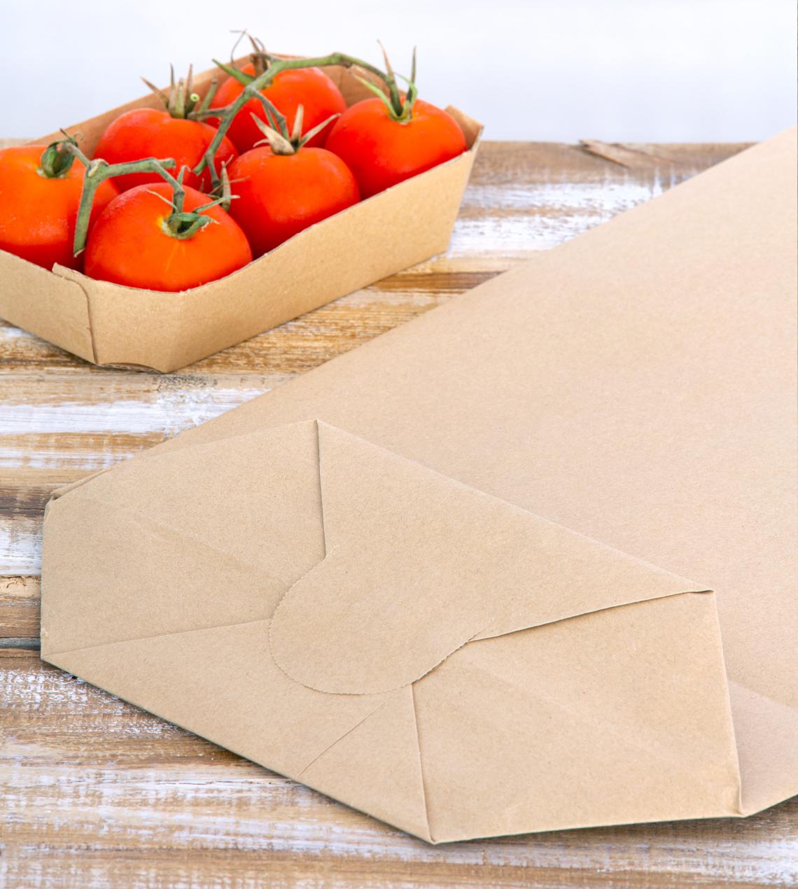 Bolsas de papel sin asas grandes con verduras dentro