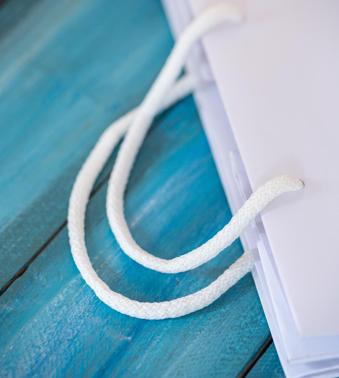 Asas blanca de las bolsas de papel