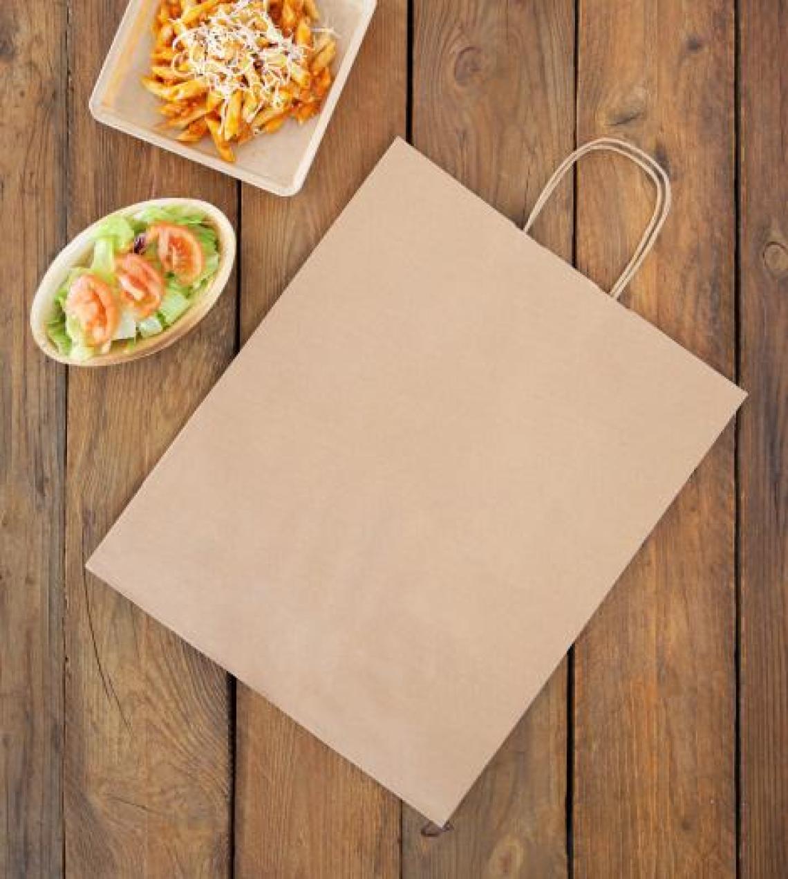 Bolsas grandes de papel reciclado take away junto a platos de comida