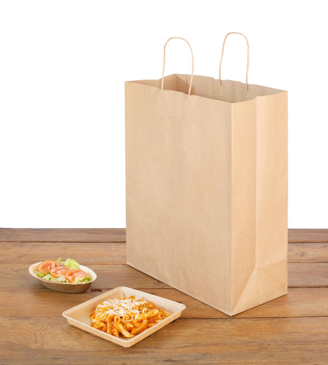 Bolsas grandes de papel reciclado take away junto a platos de comida