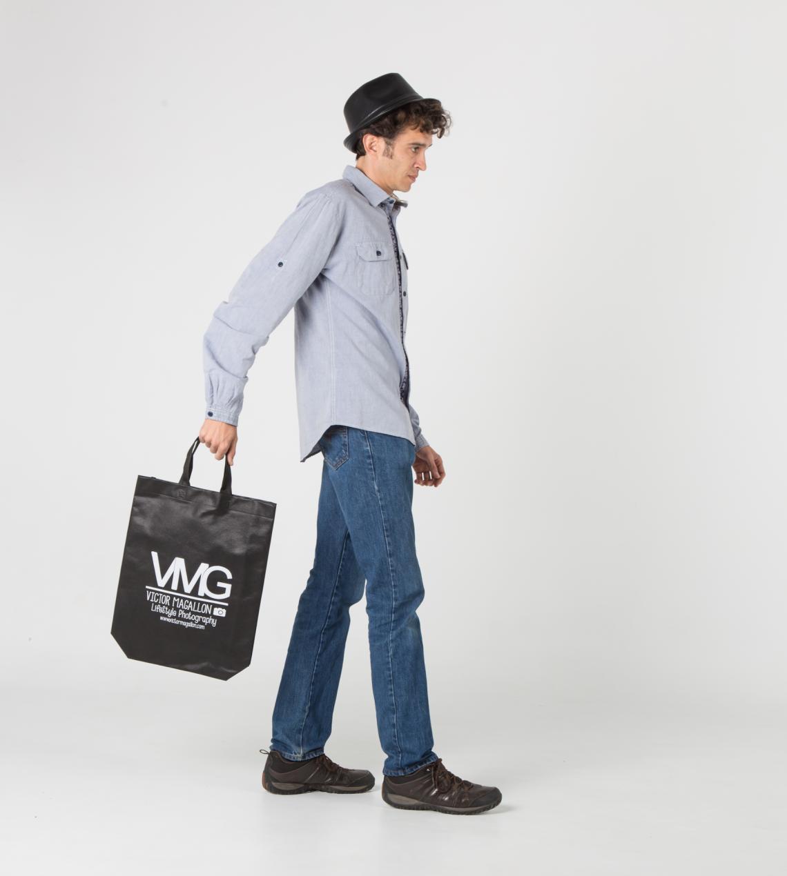 Bolsas de tela con fuelle negras  sujetadas por un hombre