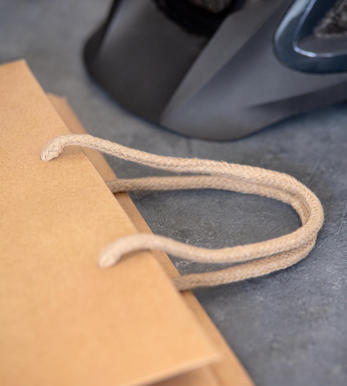 Bolsas de papel blancas con base ancha junto a un casco de bicicleta