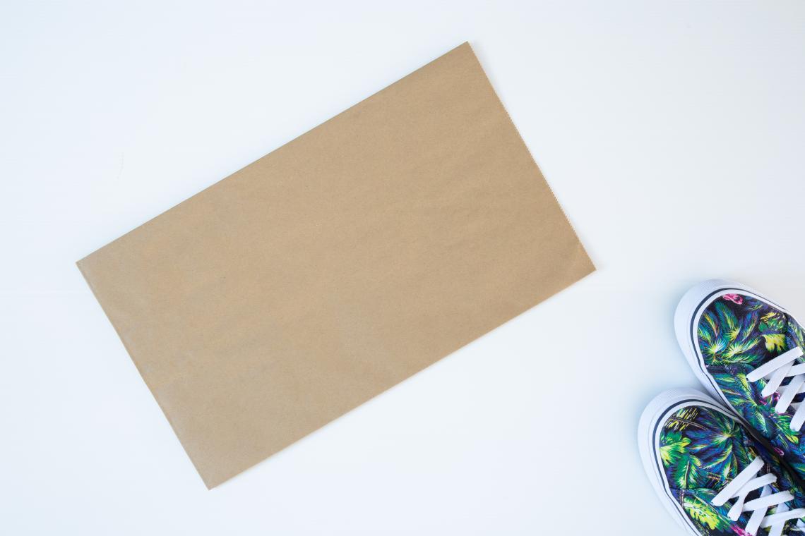 Bolsas sin asas con unas zapatillas al lado