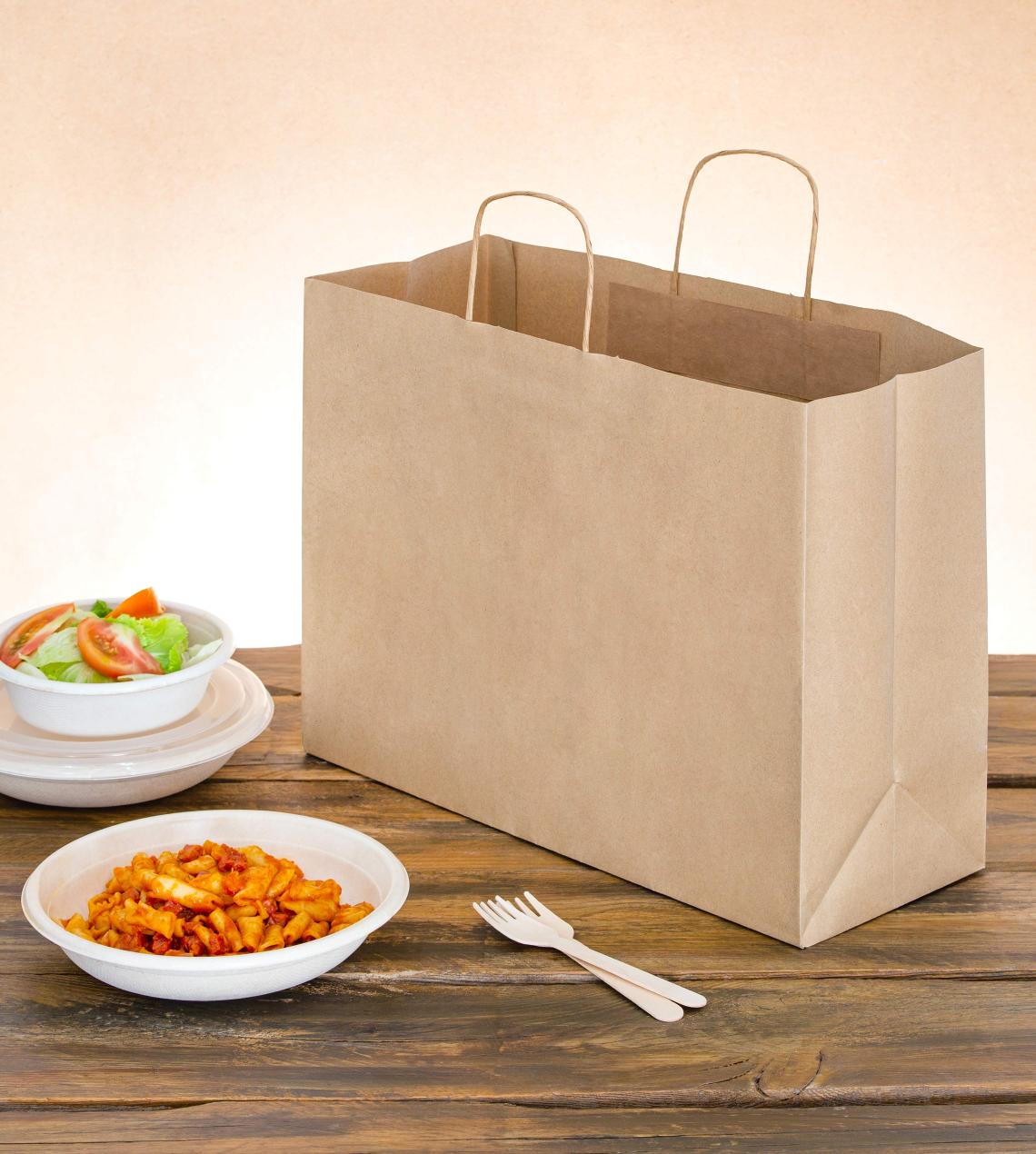 Bolsas de papel kraft medianas con comida al lado