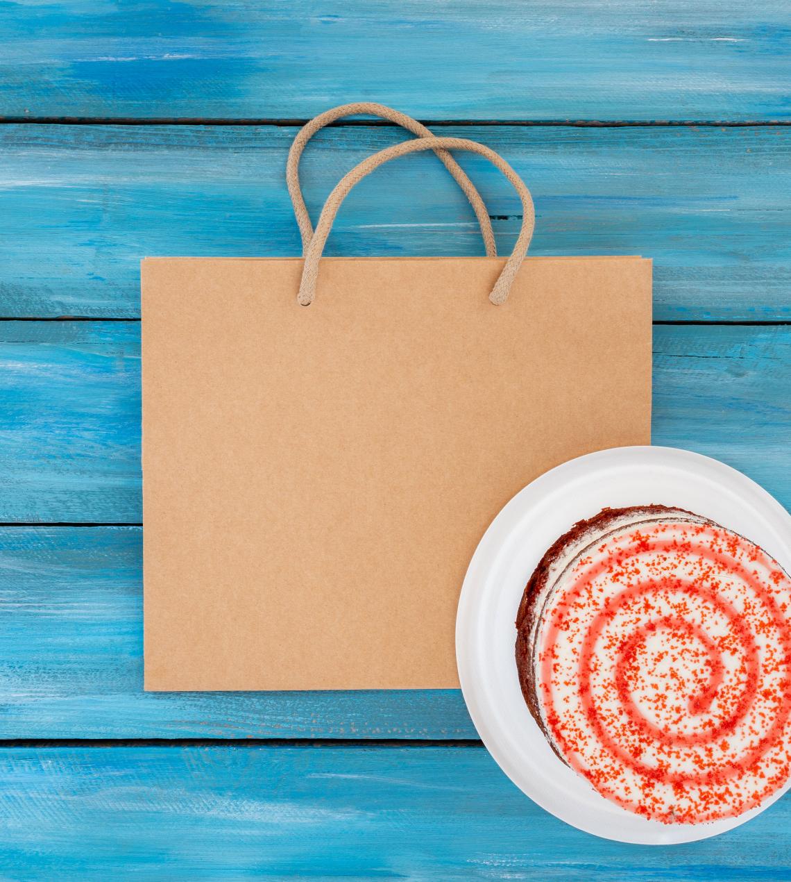 Bolsas de papel kraft con base ancha junto a un pastel