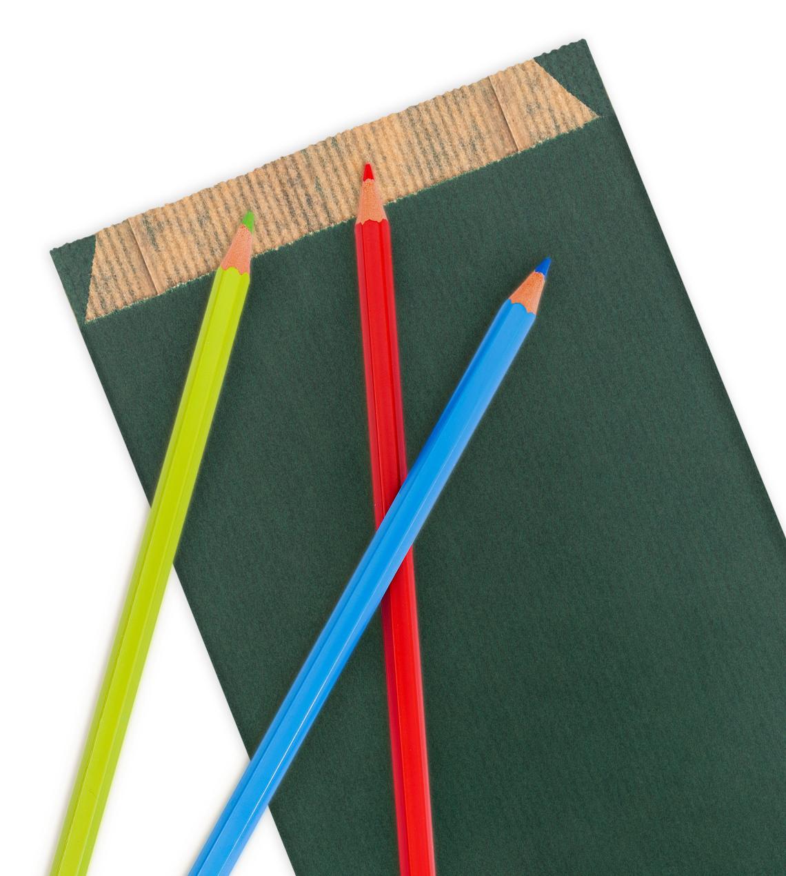 Sobres de papel kraft con fuelle lateral de color verde con lápices de colores alrededor