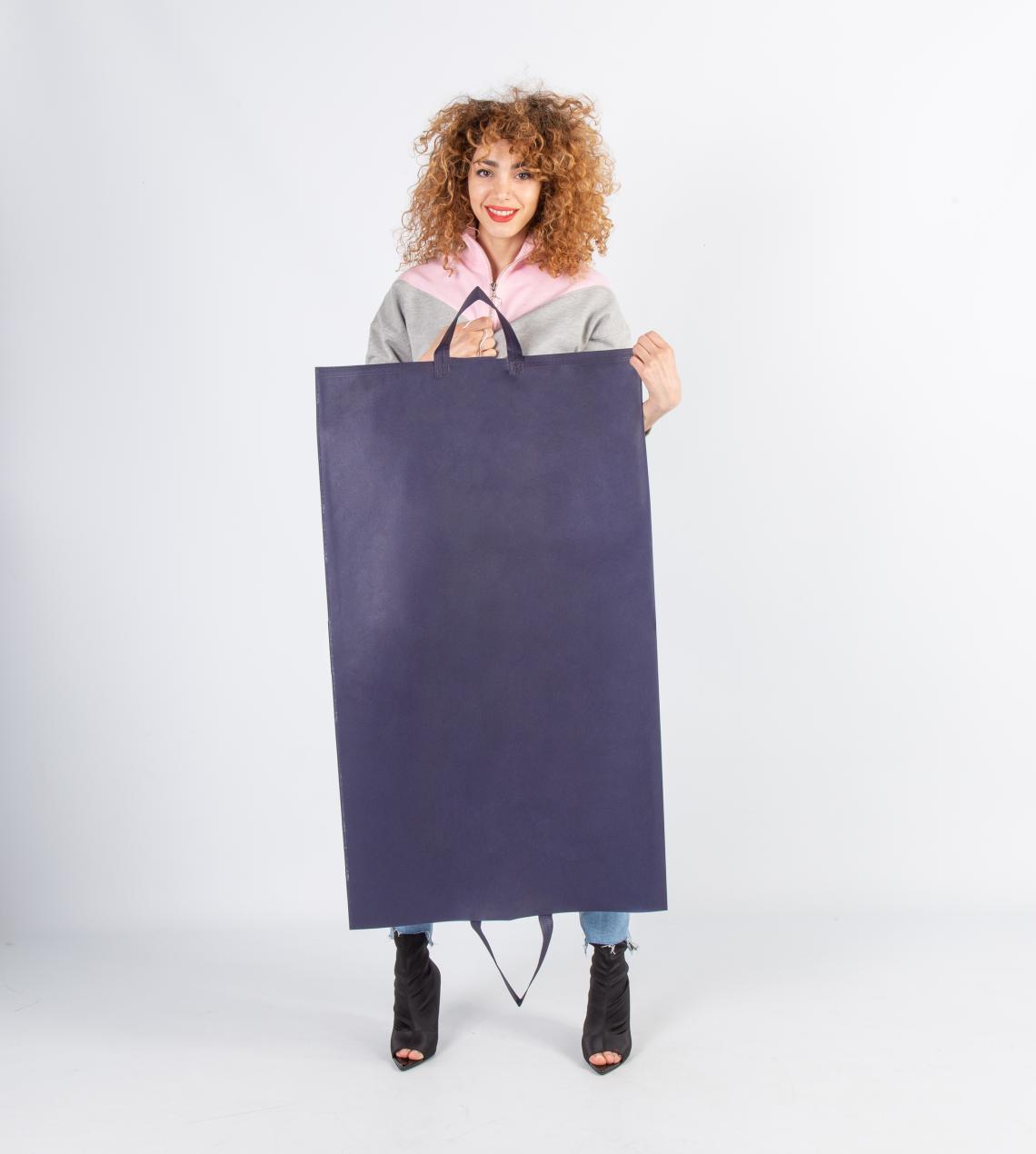 Guardatrajes de tela sujetados por una mujer