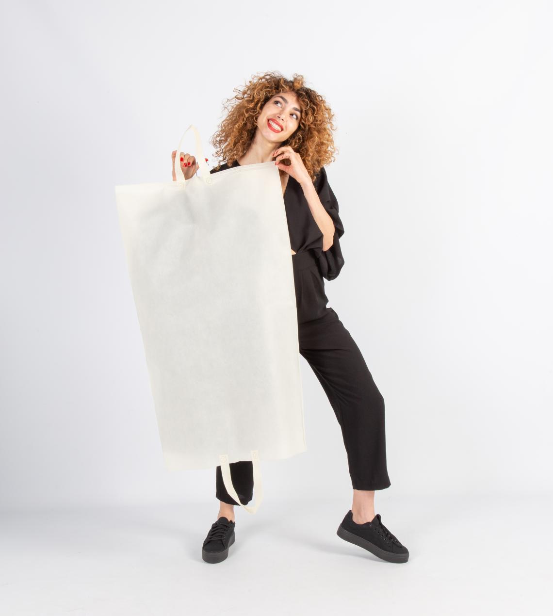 Guardatrajes de tela sujetados por una mujer