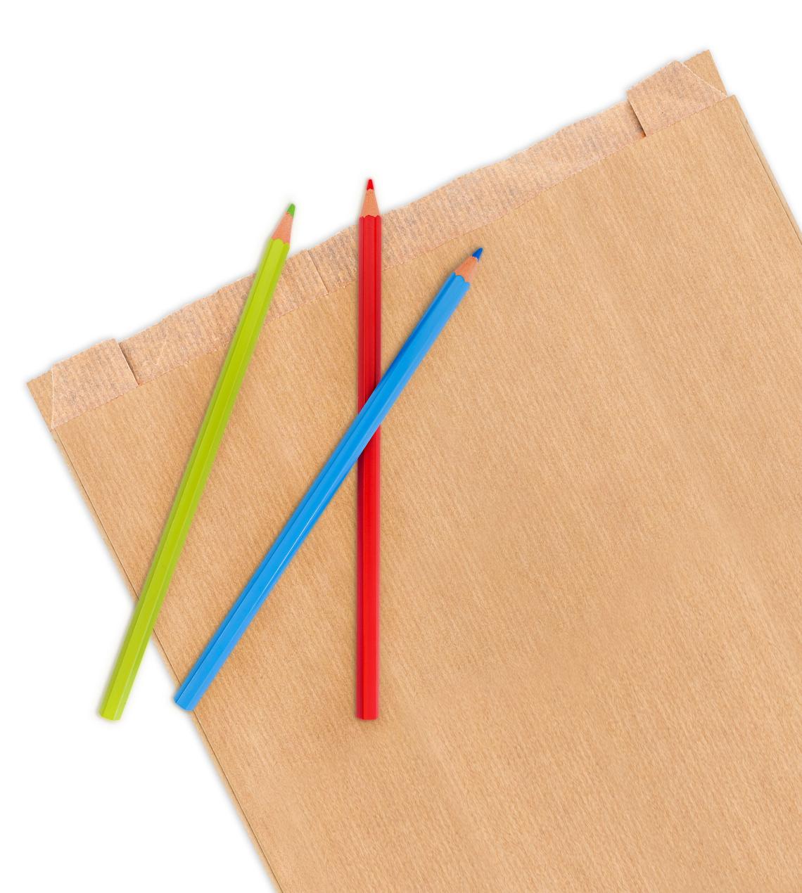 Sobres de papel con fuelle lateral con  lápices de colores alrededor