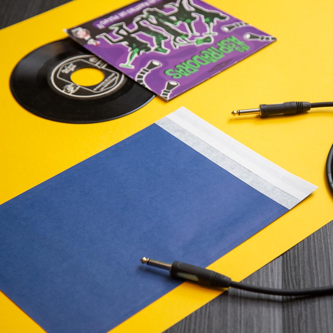 Sobres de papel adhesivo de color azul marino