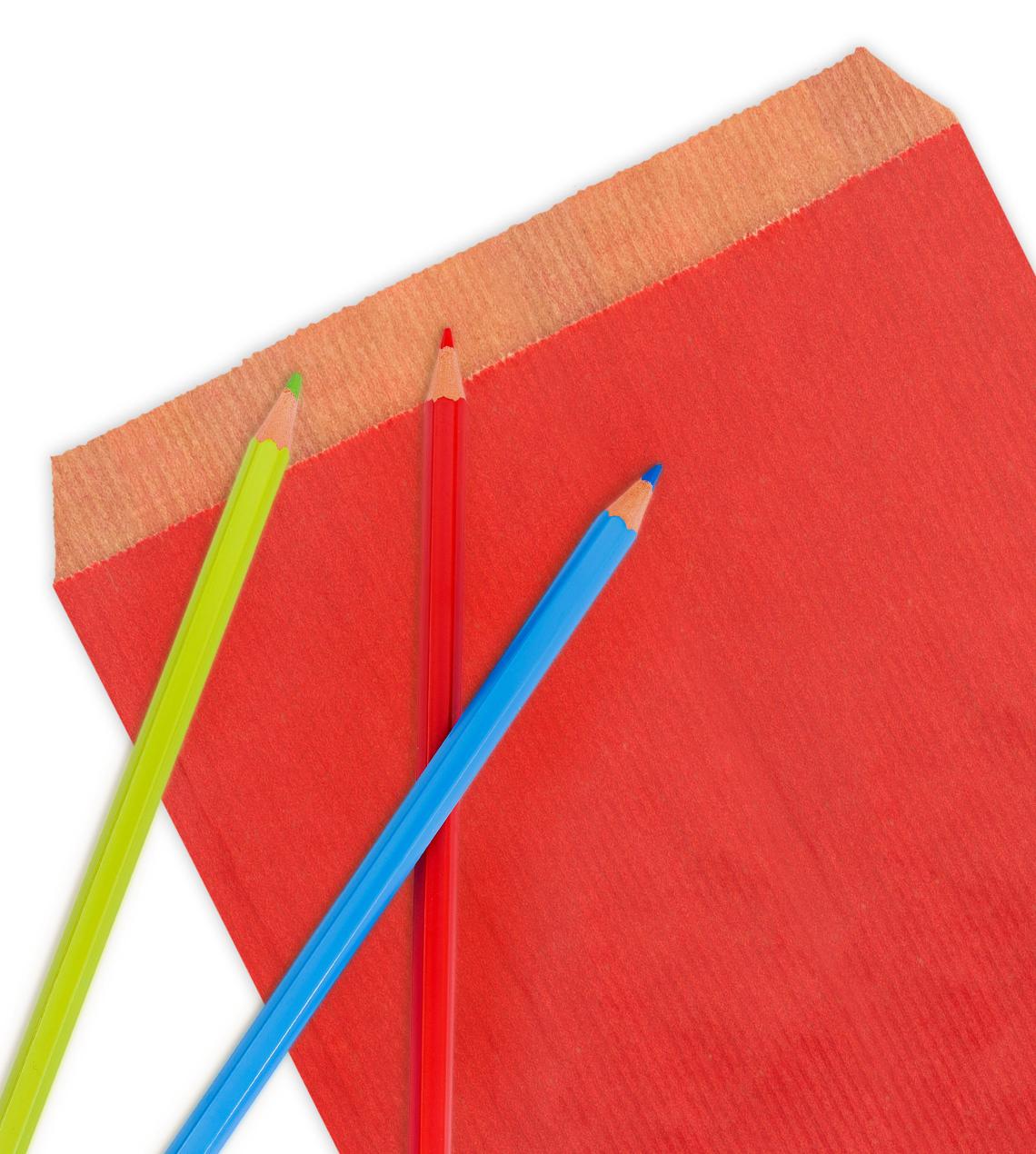 Sobres de papel rojos medianos con lápices de colores