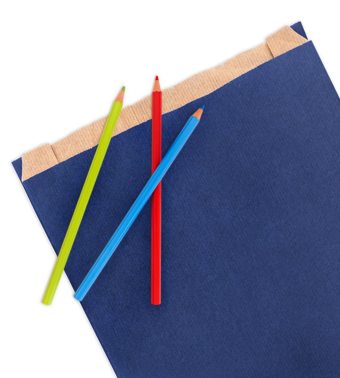 Sobres de papel azules con lápices de colores alrededor