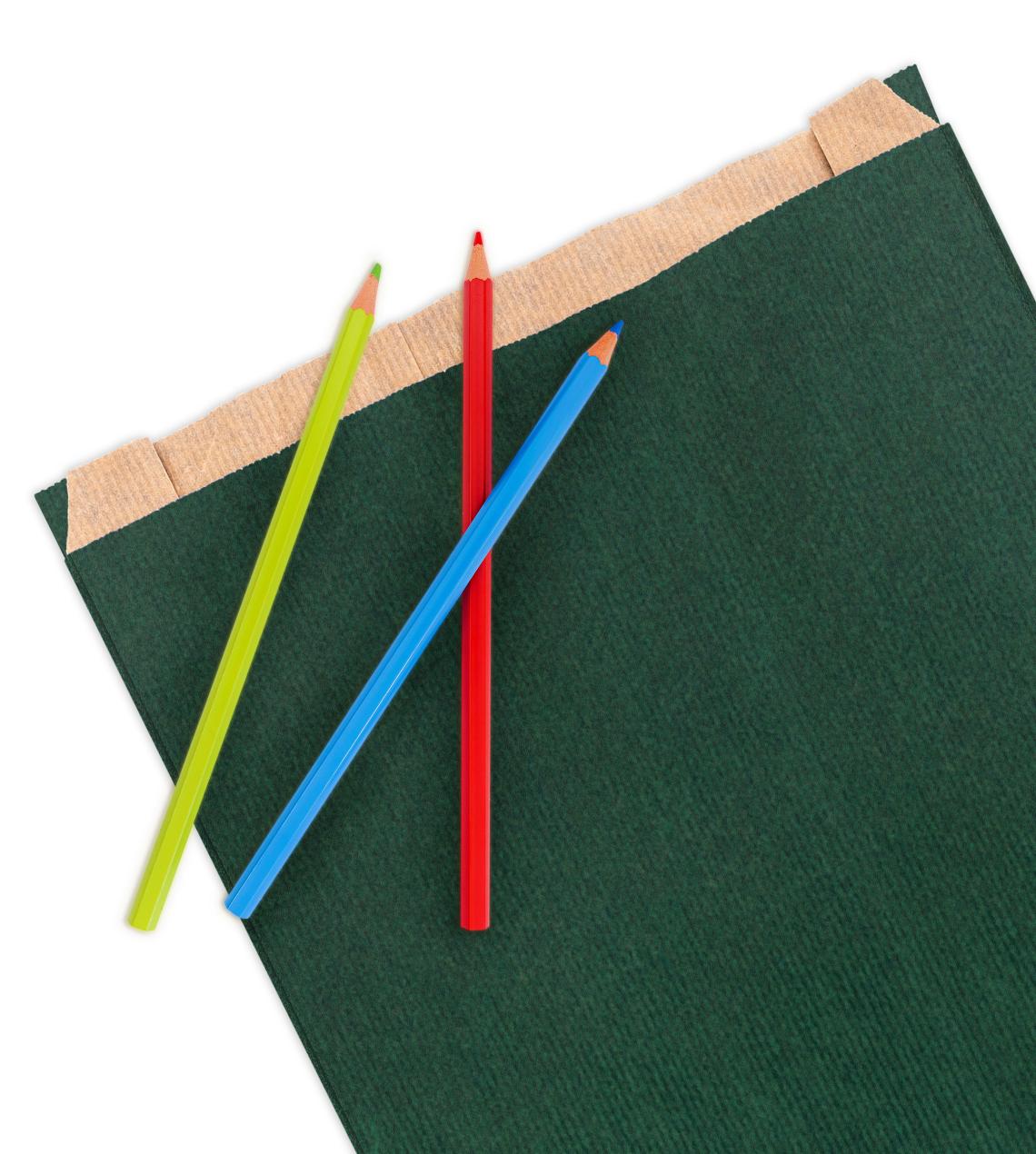 Sobres de papel verdes con lápices de colores alrededor