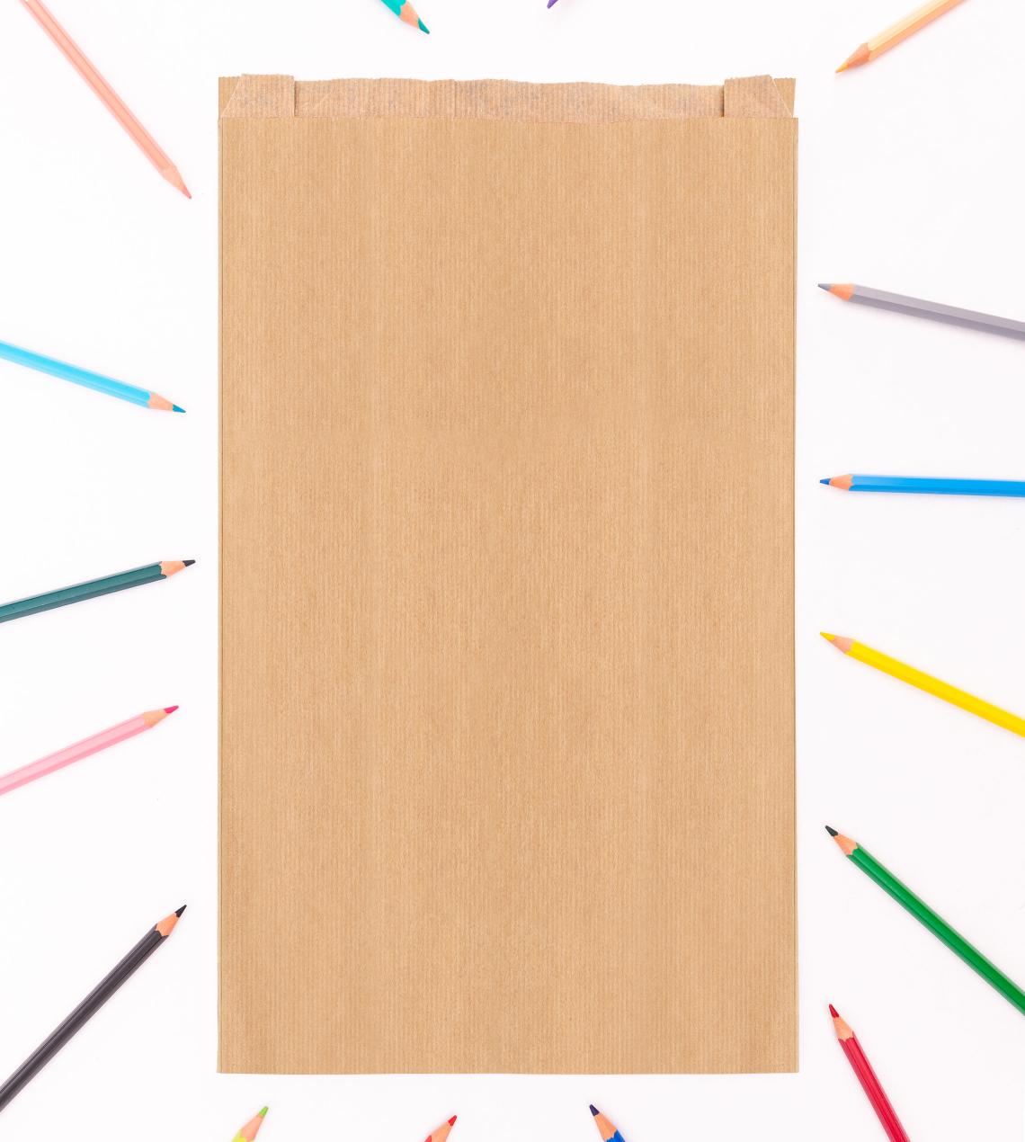 Sobres de papel con fuelle lateral con  lápices de colores alrededor