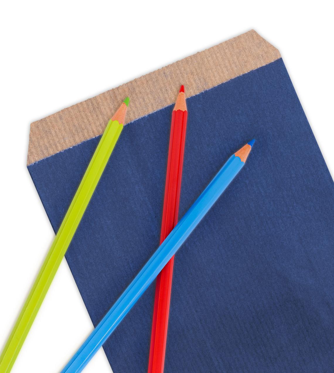 Sobres de papel de color azul con lápices de colores alrededor