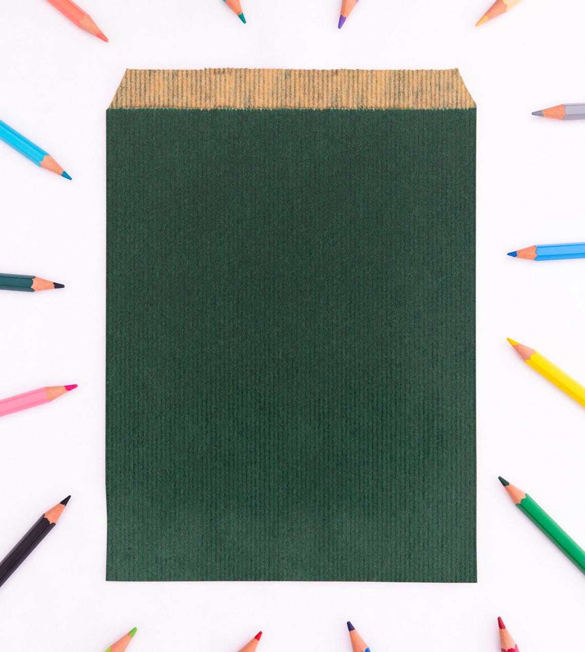 Sobres de papel verdes medianos