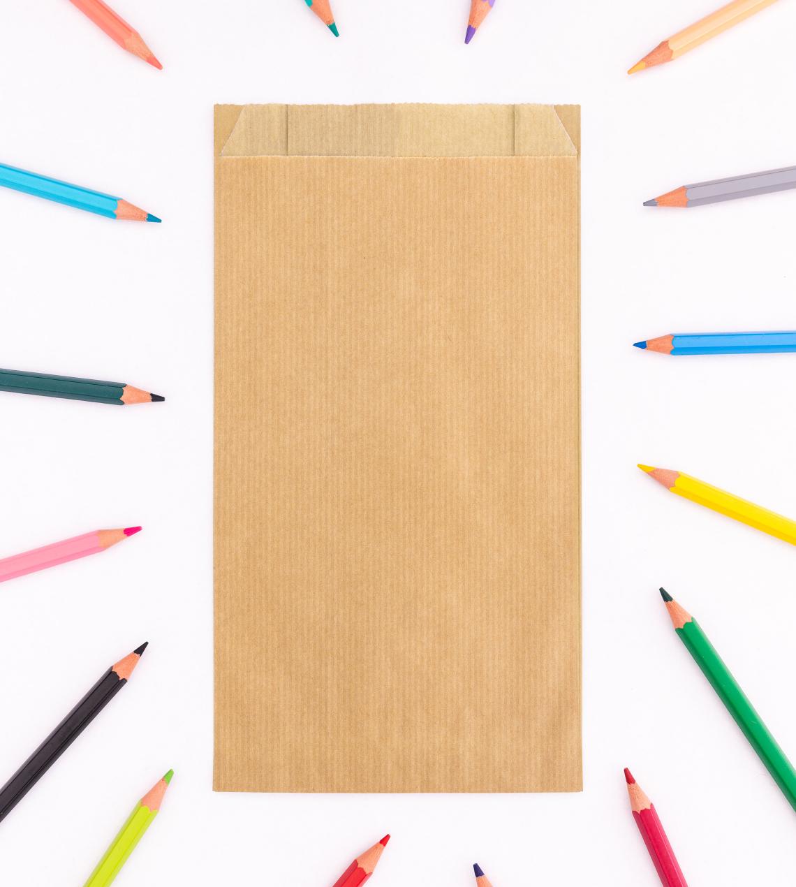 Sobres de papel con fuelle de color kraft con lápices de colores alrededor