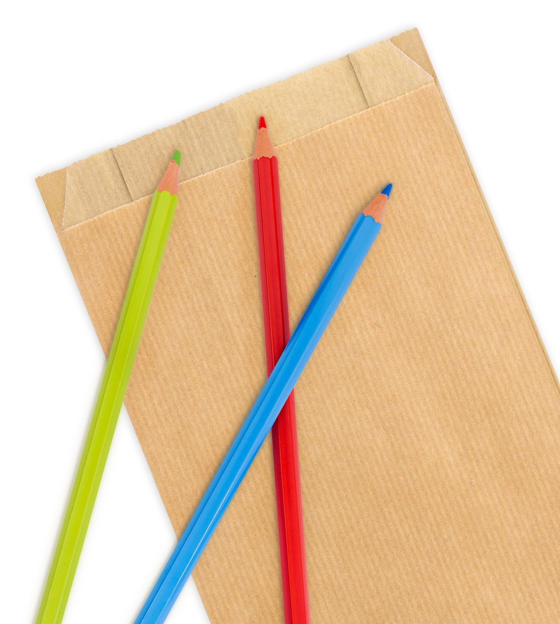 Sobres de papel con fuelle de color kraft con lápices de colores alrededor