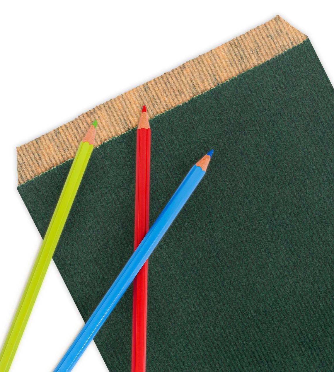 Sobres de papel granate medianos con lápices de colores