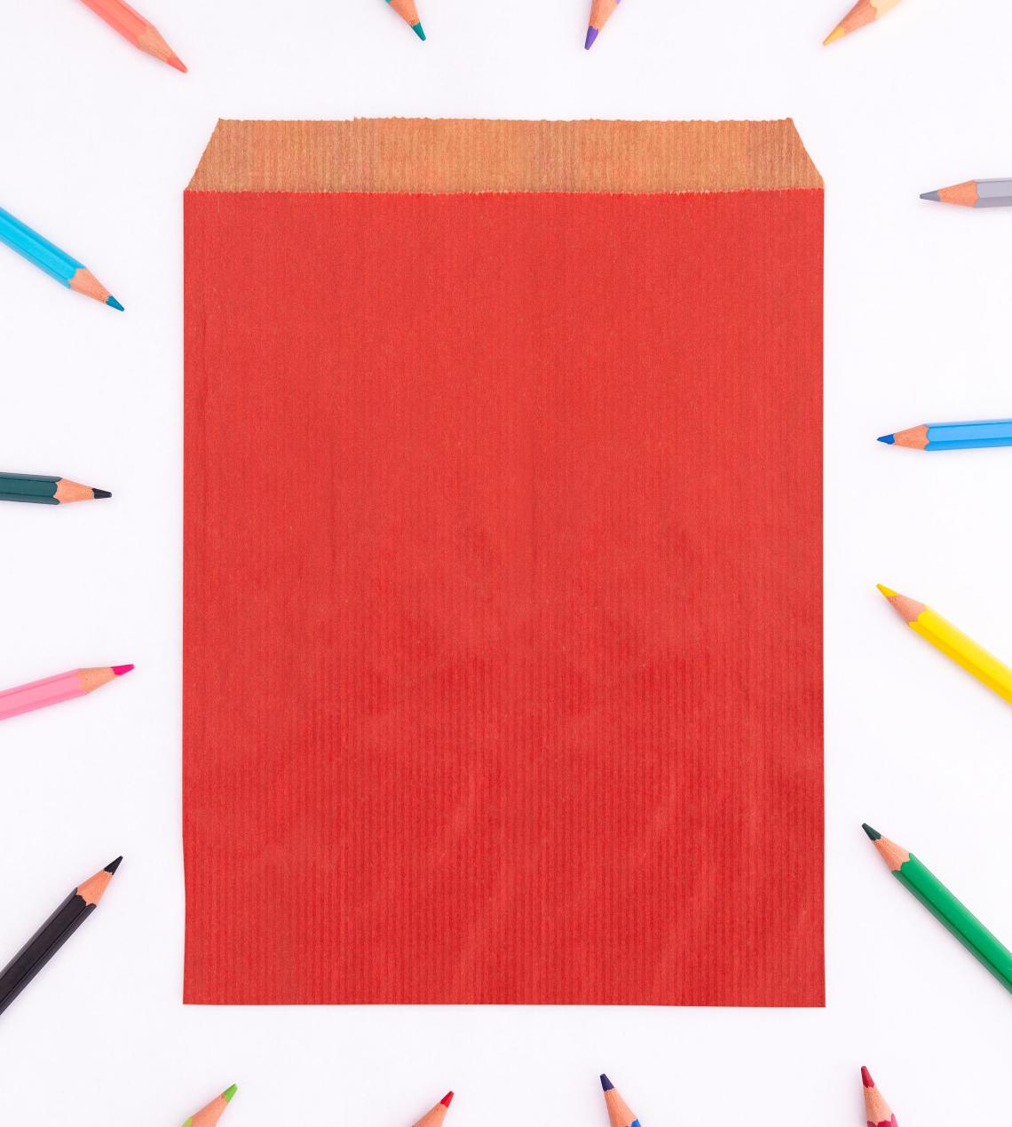 Sobres de papel rojos medianos con lápices de colores