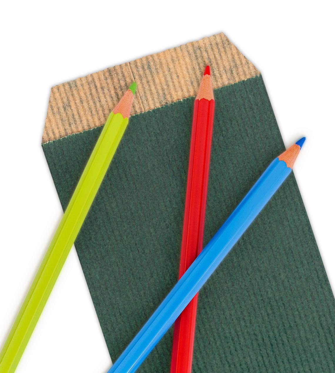 Sobres de papel pequeños con lápices alrededor