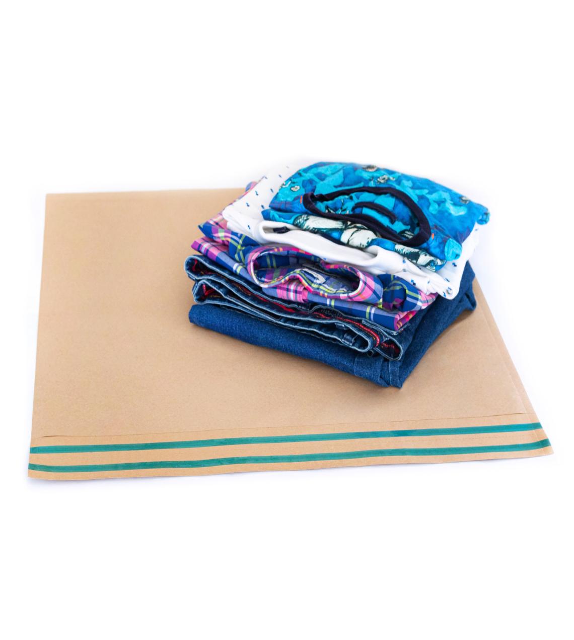 Sobre con adhesivos para enviar ropa 55x53x7