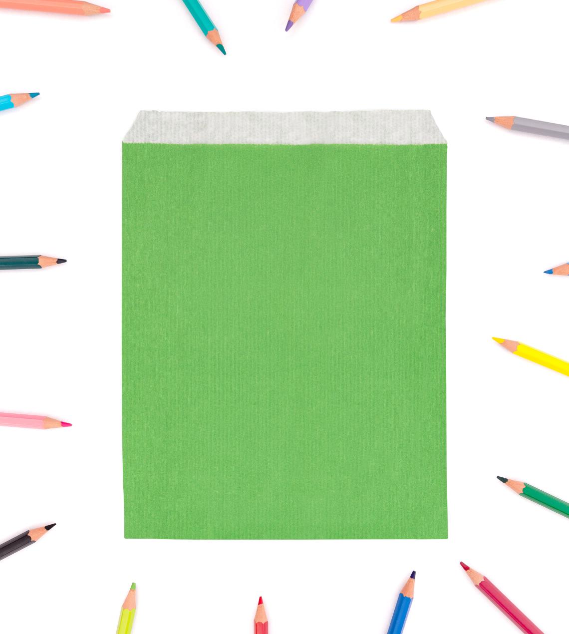 Sobres verdes de papel con lápices de colores alrededor