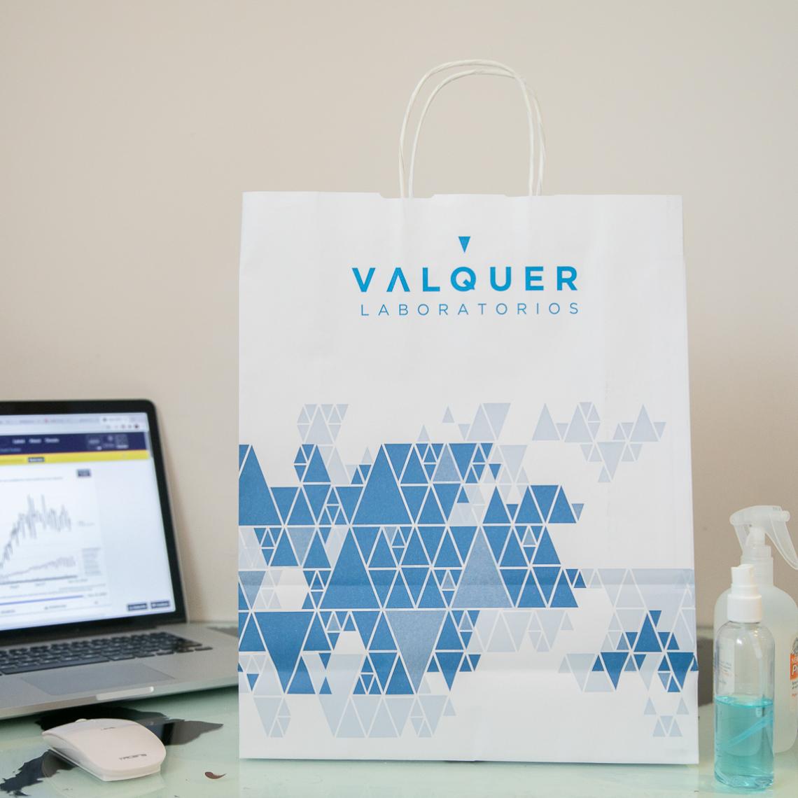 Bolsas de papel medianas blancas con logo