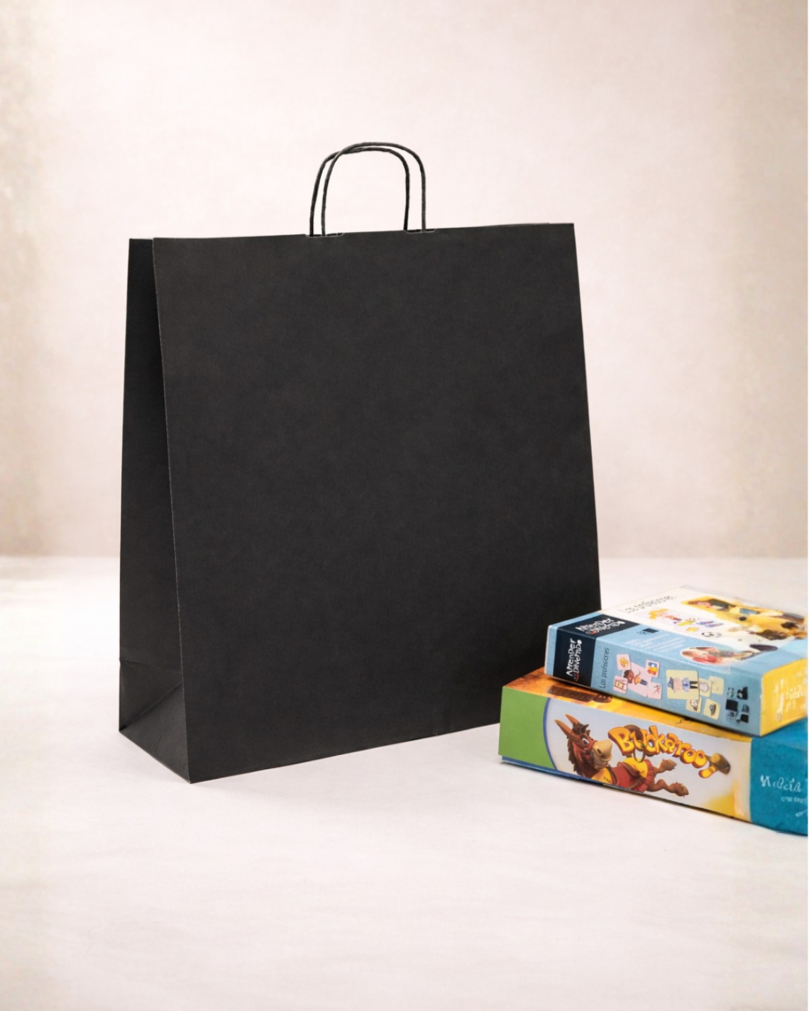 Bolsa de papel en primer plano de color negro